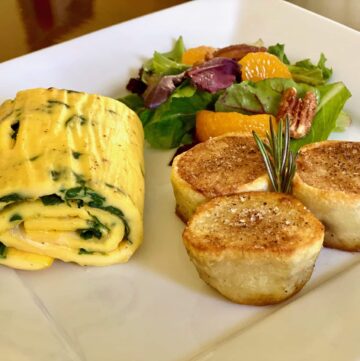 omelette and rolls for breakfast at sweet biscuit inn